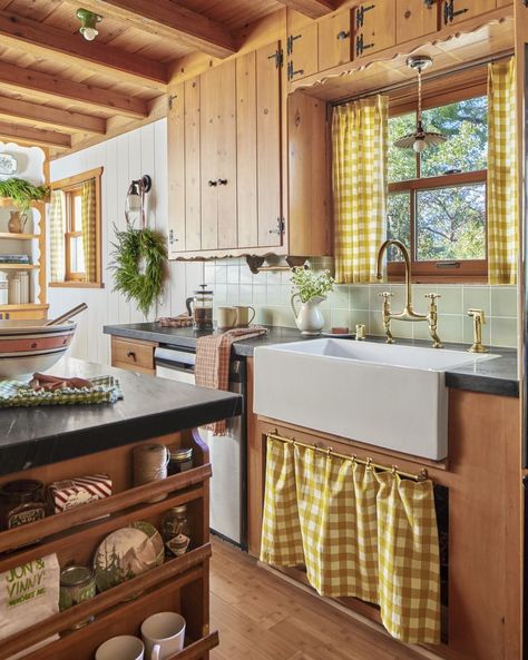 rustic farmhouse kitchen ideas heather taylor Green Wall Paint Colors, Stylish Kitchen Island, Heather Taylor, Green Kitchen Cabinets, Home Bar Designs, Cabin Kitchens, Cottage Kitchens, All White Kitchen, Rustic Farmhouse Kitchen