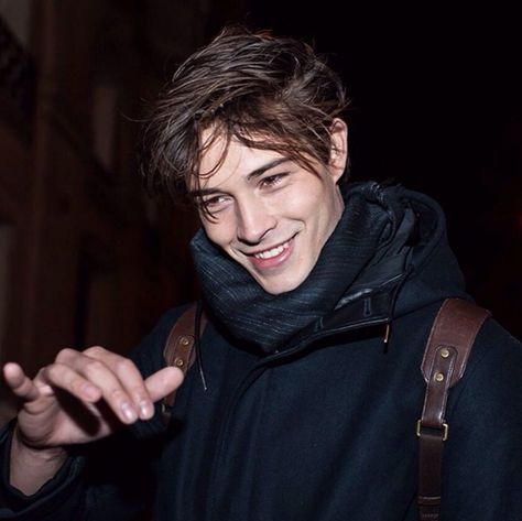 Cute Male Celebrities, Chico Lachowski, Francisco Lachowski, العناية بالبشرة, Male Model, Cortes De Pelo, Pretty People, Beautiful People, How To Look Better