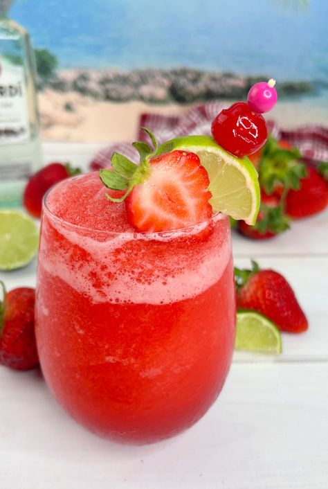 Strawberry Cocktail Recipe, Strawberry Daiquiri Recipe, Chicken Barley, Chicken Barley Soup, Juice Making, Frozen Strawberry Daiquiri, Frozen Drinks Alcohol, Classic Lemon Bars, Frozen Daiquiri