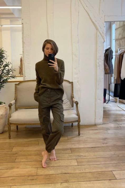 what to wear for fall falls trends what to wear in spring fashion inspiration parisian fashion editor Dark Green Cargo Pants Outfit, Green Cargo Pants Outfit Winter, Green Turtleneck Outfit, Dark Green Cargo Pants, Outfit For Fall, Turtleneck Outfit, Green Turtleneck, Ootd Winter, Cargo Pants Outfit