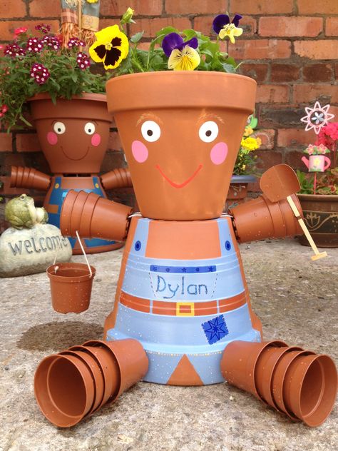 Flowerpot man Dylan Mexican Flower Pots, Handmade Clay Pots, Indoor Flower Pots, Clay Pot People, Plastic Bottle Flowers, Clay Pot Projects, Flower Pot People, Small Flower Pots, Flower Pot Art