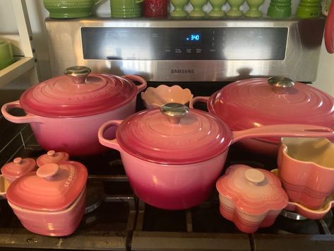 Cute Pots And Pans Aesthetic, Pretty Pots And Pans, Cool Kitchenware, Cool Dishware, Cute Cooking Pots, Pretty Kitchen Decor, Cute Cookware, Cute Kitchen Wear, Cute Plates Aesthetic