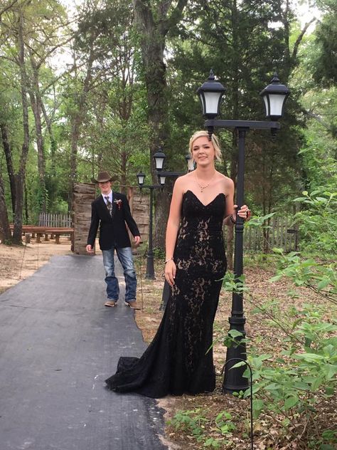 Country Prom, Country Couples, Couples Engagement Photos, Senior Poses, Prom Looks, Celebrities Humor, Formal Outfits, Prom Pictures, Formal Outfit