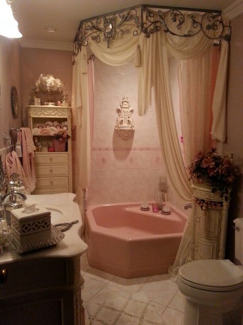 Elegant bathroom Pretty Pink Bathroom, Vintage Coquette Bathroom, Pink Coquette Bathroom, Heart Bathtub, Ethereal Bathroom, Being Called Princess, Bathroom Coquette, Vintage Pink House, Pink Bathroom Aesthetic