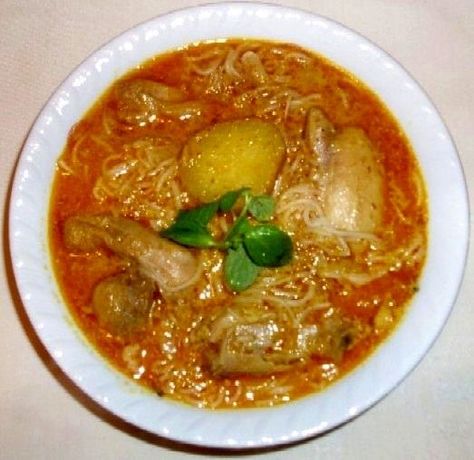 Please enjoy our traditional Khmer Noodle. Chicken curry noodle soup is delicious Khmer country food.  Ingredients : 8 Cups water 1 Package rice vermicelli noodle ¼ lb bean sprout, washed and drain… Cambodian Food Traditional, Cambodian Chicken, Cambodian Food Recipes, Khmer Recipes, Cambodian Cuisine, Cambodian Recipes, Curry Noodle Soup, Khmer Food, Bean Sprout