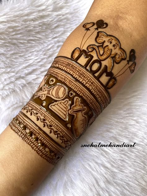 Baby Shower Mehandi Designs Easy, Baby Shower Henna Design, Baby Shower Mehendi Designs Latest, Baby Shower Mehndi Designs Hand, Baby Mehandi, Bridesmaid Mehendi, Baby Shower Mehendi Designs, Mehndi Classes, Mehndi Hand