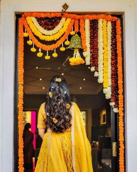 Haldi Decoration Ideas, Haldi Ceremony Decorations, Mehendi Decor Ideas, Home Flower Decor, Diwali Decorations At Home, Housewarming Decorations, Wedding Entrance Decor, Ganpati Decoration Design, Diy Diwali Decorations