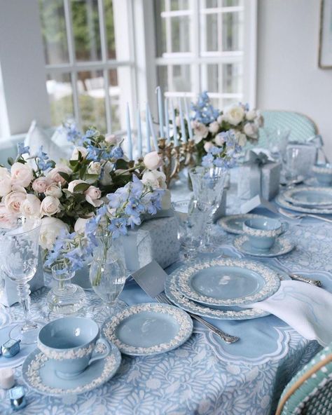 Blue And White Dining Room, Blue And White Table Setting, French Blue Wedding, Elegant Birthday Party, Wedgewood Wedding, Blue Dinner Plates, Hosting Holidays, Table Setting Decor, Wedgwood Blue