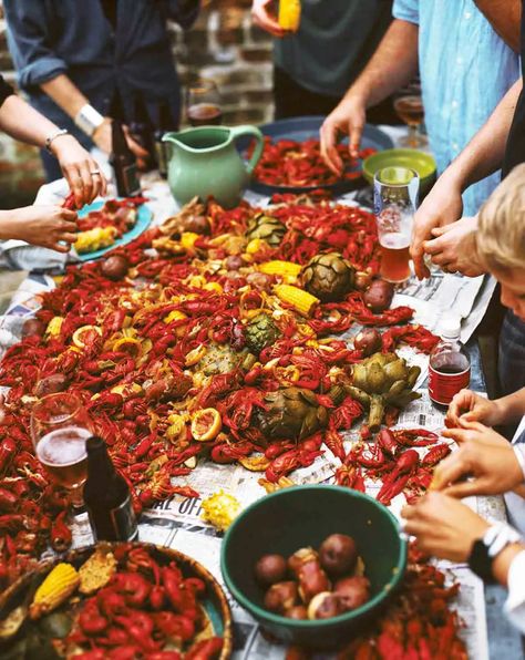 Crawfish Boil Recipe | Leite's Culinaria Crawfish Boil Aesthetic, Crawfish Aesthetic, Boiled Seafood, Crawfish Dishes, Crawfish Boil Recipe, Crab Boil Party, Boiled Crawfish, Fresh Corn On The Cob, Cajun Boil