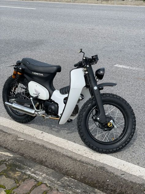 C70 Street Cub, Honda Big Ruckus, C70 Custom, C90 Honda, Custom Bikes Cafe Racers, Vintage Honda Motorcycles, Honda Scrambler, Honda C70, Honda Super Cub