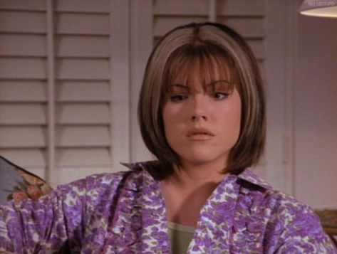 Kathleen Robertson, Short Hair Brown, Brown Bob, Blonde Streaks, Beverly Hills 90210, Hair Brown, Celebrities Female, 90s Fashion, Beverly Hills