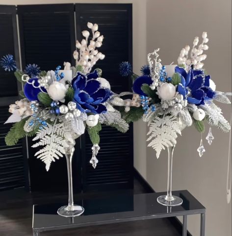 Christmas Blue Centerpieces, Christmas Doorway Decorations, Holiday Centerpieces Christmas, Decor Centerpieces, Holiday Wreaths Diy, Silver Christmas Decorations, Hanukkah Decorations, Christmas Flower Arrangements, Flower Decorations Diy