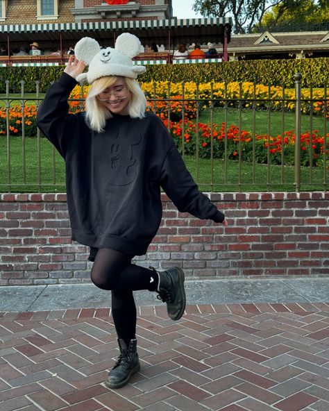 👻  Halloween Disney park outfit inspo #disney #disneyhalloween #halloweentime #halloweenstyle #halloweenoutfit Disneyland Outfit Winter, Disney Park Outfit, Disneyland Halloween, Disneyland Outfits, Disney Park, Halloween Fashion, Disney Halloween, Disney Outfits, Halloween Ghosts