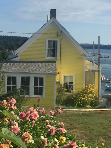 Old Yellow House Exterior, Summer Cottage Exterior, Little Yellow House, Yellow House Aesthetic, Yellow Beach House, Swedish Cottage, Yellow Cottage, Landscape Acrylic, Building Painting