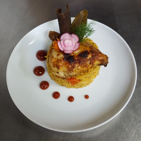 Plating Nasi Goreng, Rice Plating Ideas, Indian Food Presentation Ideas, Plating Nasi, Indian Food Styling, Food Plating Design, Fine Dining Plating, Plating Design, Amazing Food Platters