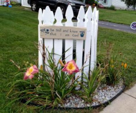 Outdoor Privacy Screen Panels, Well Pump Cover, Unique Fence Ideas, Fence Pickets, Electrical Box Cover, Electric Box, Porch Flowers, Green Electric, Day Lilies