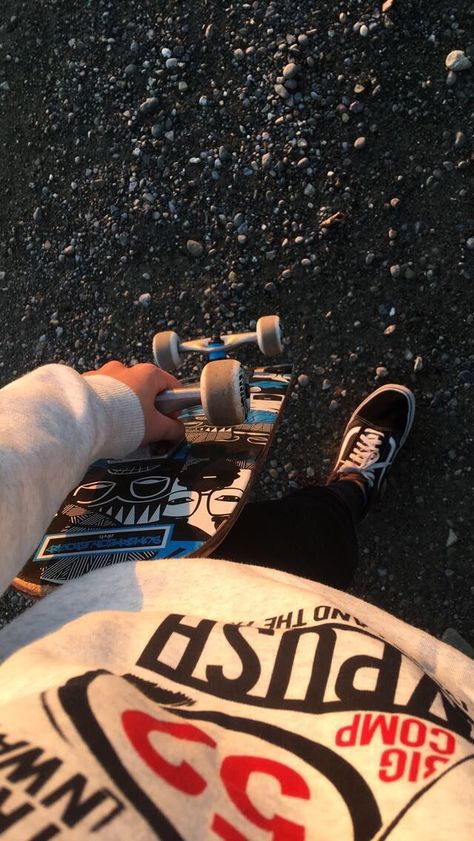 Skate Wallpaper, Skate Logo, Skateboarding Aesthetic, Skate Vibes, Skateboard Photos, Skate Aesthetic, Skateboarding Tricks, Skateboard Aesthetic, Skate Photos