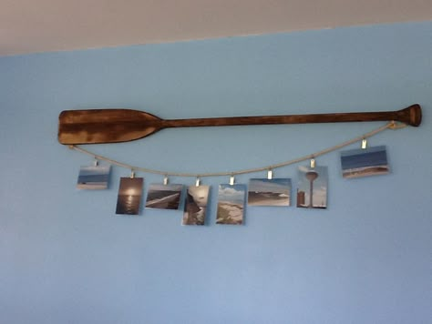 Boat Oar as picture hanger. Decor for beach/lake house. Fishing Bedroom, House Decor Ideas, Deco Marine, Boat Oars, Fishing Room, Hanger Decor, Boat Decor, Picture Hanger, Lake Decor