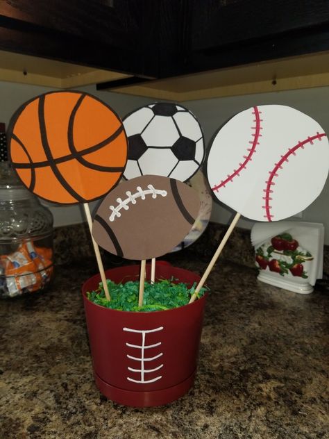 Sports Day Decoration, Sports Party Centerpieces, Sports Centerpieces, Centerpiece Birthday, Decoration Creche, Sports Party Decorations, Sports Baby Shower, Sports Theme Birthday, Ball Birthday Parties