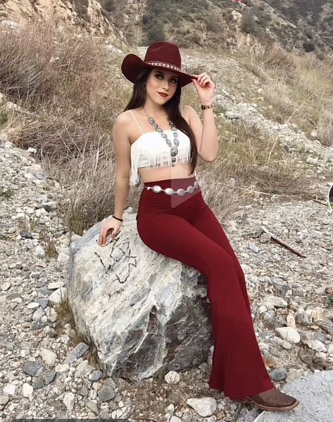 Burgundy Vaquera Outfits, Casual Outfits Photoshoot Photo Ideas, Red Vaquera Outfits, Vacera Outfits Mexican, Charro Outfits For Women, Mexican Inspired Outfit, Jaripeo Outfits Mexican Women, Vaquera Outfit Mexican Women, Ranchero Outfits Women