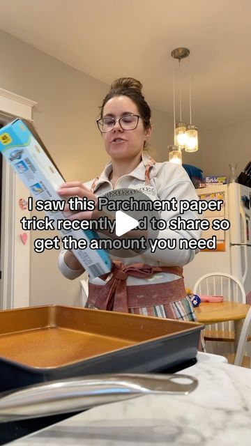 ᗰ ᗩ ᖇ ᒪ ᗩ 🔆 on Instagram: "This hack is SO good! Parchment paper is the worst, but also the best! #cookinghack #cookingtip #cookingtips #baking #bakingtip #bakinghack #backinghacks #parchmentpaper #parchmentpaperhack #parchmentpaperbattle #bakersofinstagram #homemakers" Lite Snacks, Paper Hacks, Baking Chart, Fancy Foods, Baking Secrets, Baking Hacks, Kitchen Help, Parchment Paper Baking, Baking Muffins