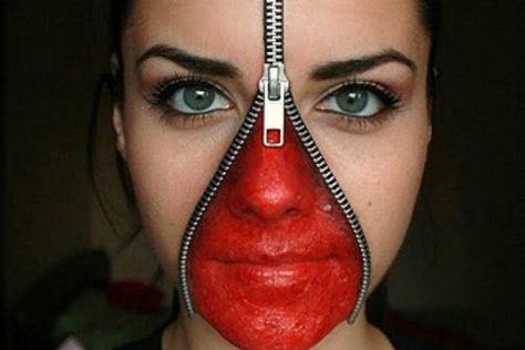 Last-Minute Halloween Costumes That Require Nothing More Thank Makeup Zip Halloween Makeup, Zipper Face Costume, Zipper Face Halloween, Zipper Face Makeup, Maquillage Halloween Simple, Creepy Makeup, Zipper Face, Creepy Halloween Makeup, Cool Halloween Makeup