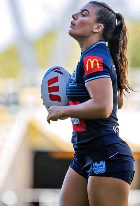 Rugby Girl Aesthetic, Rugby Aesthetic Girl, Rugby Girlfriend, Muscles Girl, Rugby Aesthetic, Rugby Motivation, Rugby Photos, Rugby Body, Footy Games