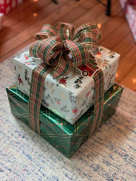 Old Money Christmas Gifts, Minimalist Christmas Presents, Christmas Present Raping Ideas, Christmas Gift Raping Ideas, Christmas Wrap Ideas, Wrapping Presents Ideas, Gift Wrapping Aesthetic, Cute Wrapping Ideas, Traditional Christmas Wrapping