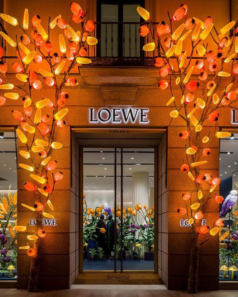 Loewe Window Display, Loewe Store, Autumn Window Display, Fragrance Display, Wallpaper For Wall, Cabin Christmas, Flower Window, Christmas Lighting, Amber Lights