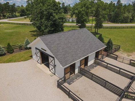 Dream Barn Stables, Barn Layout, Equestrian Barns, Horse Farm Ideas, Backyard Barn, Horse Barn Ideas Stables, Barn Stalls, Small Barns, Hobby Farming