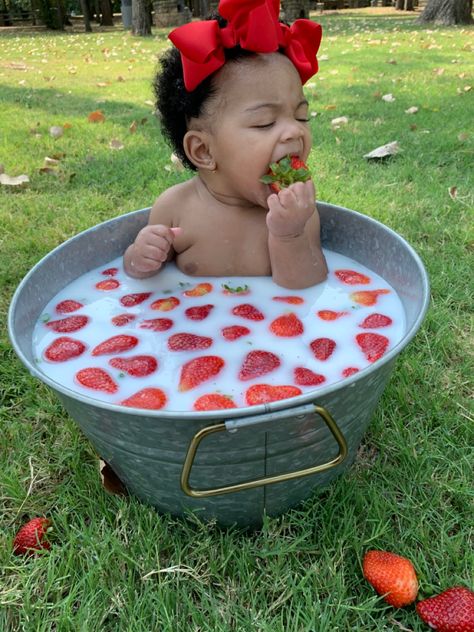 Strawberry Photoshoot Photo Ideas, Strawberry Photo, Baby Birthday Party Theme, Strawberry Birthday Cake, Strawberry Shortcake Birthday, Strawberry Shortcake Party, Bath Photography, Baby Fruit, Baby Birthday Themes