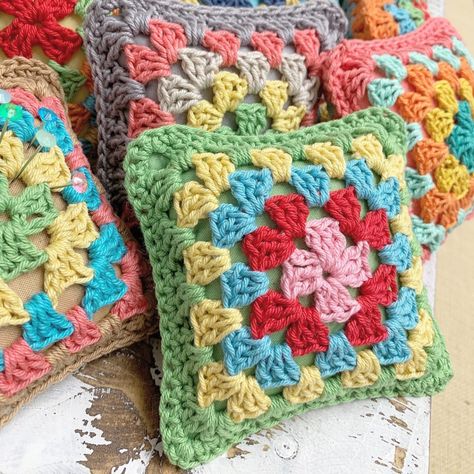 Crochet with Lori Holt! - The Jolly Jabber Quilting Blog Beginning Crochet, Crochet Cushion Cover, Beginner Crochet Tutorial, Bee In My Bonnet, Lori Holt, Crochet Supplies, Crochet Blocks, Crochet Cushions, Granny Squares Pattern