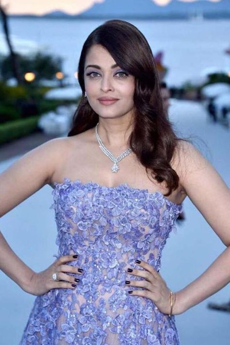 Aishwarya Rai Bachchan in a lavender Elie Saab ensemble at amfAR Gala. #amfARCannes #Cannes2015 #Bollywood #Fashion #Style #Beauty #Cannes2015 #AishwaryaAtCannes Aishwarya Rai Without Makeup, Aishwarya Rai Latest, Aishwarya Rai Makeup, Aishwarya Rai Pictures, ऐश्वर्या राय, Cannes Film Festival 2015, Aishwarya Rai Photo, Purple Gown, Aishwarya Rai Bachchan