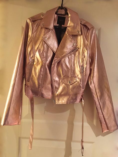 ECO-EXPRESS YOURSELF : ROSE GOLD, FAUX LEATHER JACKET ALTERATION - IDEALIST STYLE Rose Gold Jacket, Diy Rose, Metallic Jacket, Gold Jacket, Metallic Rose Gold, Lots Of Makeup, Build A Wardrobe, Recycled Fashion, Metallic Pink