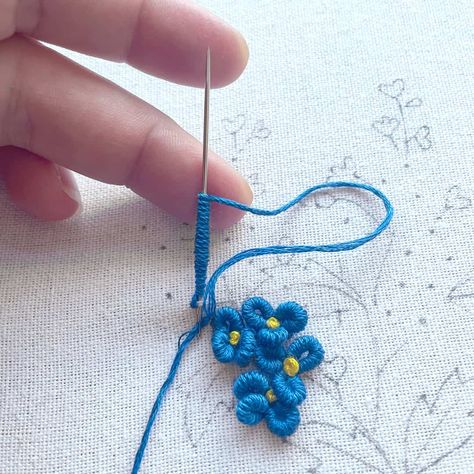 The embroidery flowers pattern series continues with the Forget Me Not flower. Free pattern and tutorial included. Embroidery Free Pattern, Forget Me Not Flower, Hand Embroidery Projects, Embroidery Flowers Pattern, French Knots, Love Stitch, French Knot, Pattern Library, Embroidery Needles