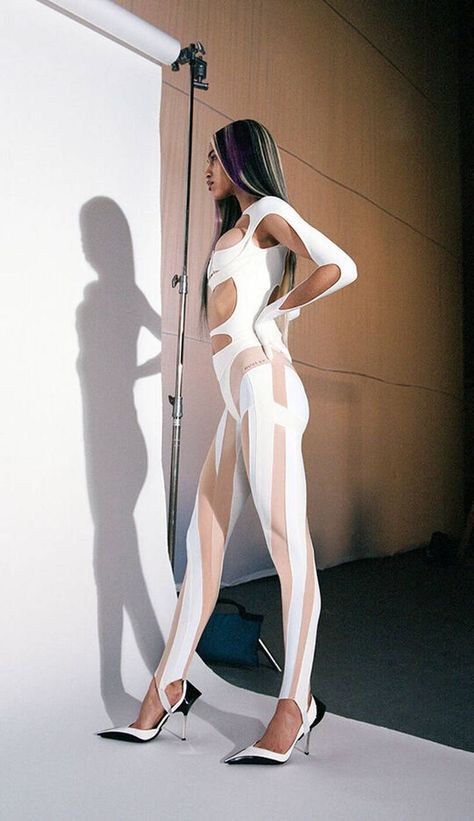 Raynara Negrine For Mugler Spring-Summer 2022 Ready-To-Wear Collection Fashion Show #fashion #mugler American Design, Creative Director, Greek Statue, Fashion Show, Ready To Wear, Spring Summer, Statue, Design