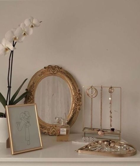 “lemon and antique mirrors 🍋” Grunge Room Ideas, Grunge Room, Gold Aesthetic, Room Goals, Dreamy Room, Aesthetic Rooms, Money Aesthetic, Living Room Diy, Beige Aesthetic