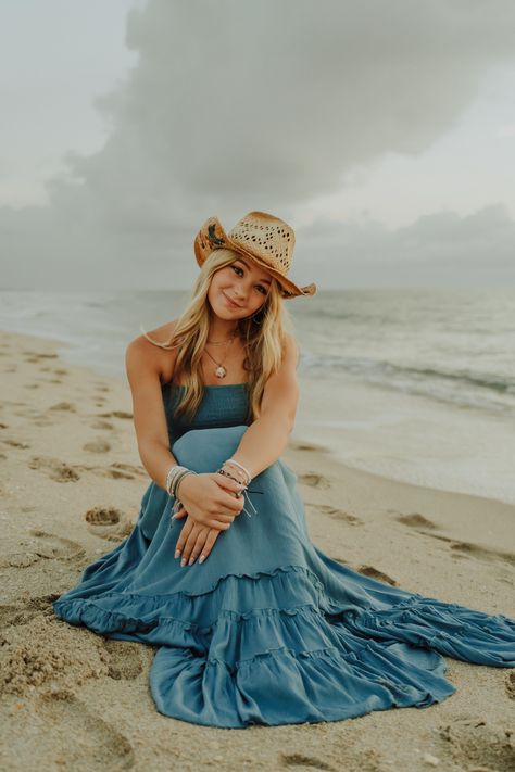 Cowgirl Senior Pictures, Beach Dress Photoshoot, Senior Portraits Beach, Senior Pictures Dresses, Comunity Manager, Cute Senior Pictures, Photographer Content, Senior Photoshoot Poses, Summer Senior Pictures