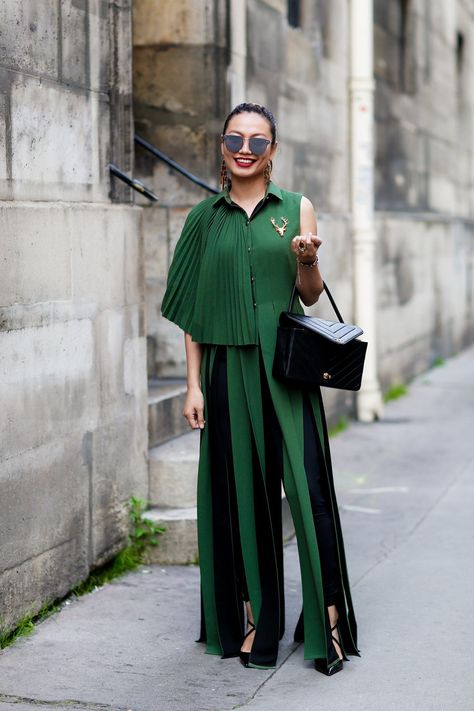 #streetstyle #photocredit @britishvogue Street Style Fall Outfits, Couture Mode, Fall Street Style, Indian Designer Wear, Looks Style, Fashion Details, Western Wear, Stylish Dresses, Couture Fashion