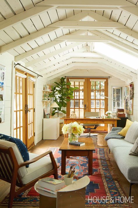 Hand-me-downs and sentimental pieces, including candles, books and tchotchkes, fill Tassie Williams' tiny shed. | Photographer: Virginia Macdonald | Designer: Mary-Beth Jenner She Shed Interior, Multifunctional Room, Office Shed, Rustic Home Offices, Shed Office, Shed Interior, Studio Shed, Shed Home, Backyard Studio