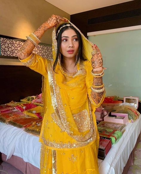 Haldi Looks, Rajput Jewellery, Mehandi Outfits, Rajasthani Bride, Haldi Ceremony Outfit, Cute Maternity Dresses, Rajasthani Dress, Combination Dresses, Haldi Outfit