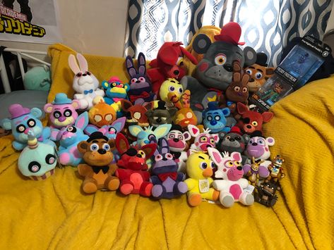 Fnaf Nostalgia, Fnaf Merch, Fnaf Plushies, Fnaf Party, Fnaf Plush, Fnaf Art, Cute Stuffed Animals, Bedroom Themes, Five Night