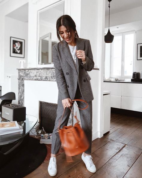 Margaux 💋 on Instagram: “Costume ♡ #outfitoftheday #outfit Costume #Maje Blouse #sezane (hiver dernier) Baskets California #ysl Sac Farrow #Sézane Je le kiffe je…” Sezane Bag Outfit, Sezane Farrow Bag Outfit, Sezane Farrow Bag, Sezane Mara Bag, Sezane Tote, Sezane Justine Basket, Transition Outfits, Classy Casual, Casual Chic Outfit