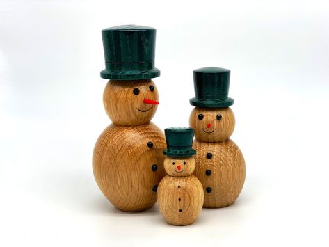 Wood Turned Snowman, Trend 2025, Woodturning Ideas, Winter Diy Crafts, Diy Kids Furniture, Wooden Snowmen, Scrap Wood Crafts, Wood Snowman, Ornaments Homemade