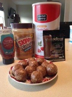 Chocolate Shakeology Protein Bites - Total is 1171 calories, divide by how many servings you make Chocolate Shakeology Recipes, Chocolate Shakeology, Beachbody Recipes, Healthy Protein Snacks, Protein Muffins, 21 Day Fix Meals, Protein Bites, Protein Balls, Protein Cookies