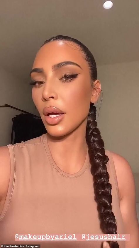 Team power: Ever the loyal boss, Kardashian also tagged her hair and makeup team: Her make... Kardashian Ponytail, Kim Kardashian Ponytail, Makeup By Ariel, Ariel Makeup, Kily Jenner, Bronze Makeup Look, Ponytail Braid, Kim Kardashian Makeup, Kloe Kardashian