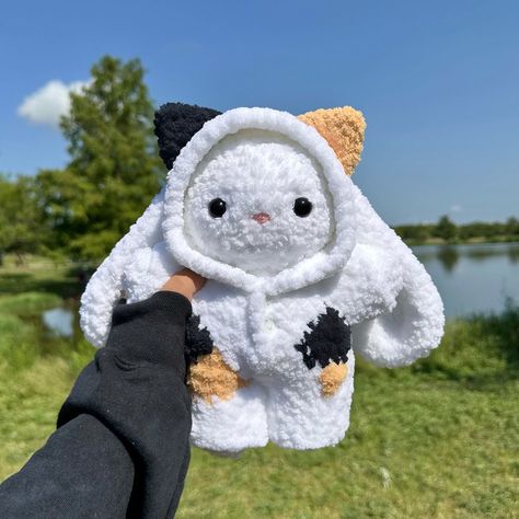 calico kitty onesie bunny 🐈🖤 plushie available on my etsy ☁️ onesie bunny pattern by me link in bio 🫧 #crochet #amigurumi #crochetbunny #crochetcat #crochetplushies #handmadeplushies #crochetpattern #amigurumi Cat Crochet Plushie, Crochet Onesie, Amigurumi Bunny Pattern, Crochet Stuffies, Different Dog Breeds, Crochet Hoodie, Crochet Dog Patterns, Bunny Amigurumi, Easy Crochet Animals