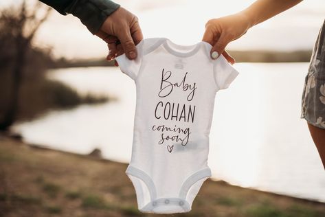 Were Expecting Photo Ideas, Onsie Pregnant Announcement, Maternity Photography Announcement, Pregnancy Announcement Poses Couple, Baby Onsie Announcement Ideas, Pregnancy Anouncment Ideas Photoshoot, Simple Pregnancy Announcement Photos, Pregnancy Announcement With Onesie, Couple Pregnancy Announcement Photoshoot