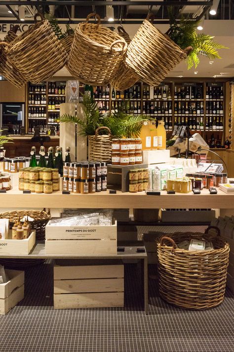 The Chicest Gourmet Food Store In Paris Right Now Deli Shop, Grocery Store Design, Gourmet Food Store, Supermarket Design, Farm Store, Fruit Shop, Wine Shop, Wine Store, Farm Shop