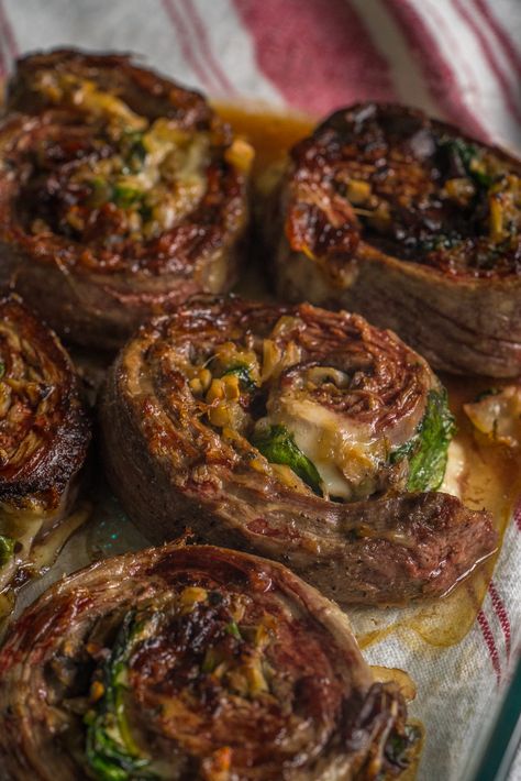 Cheesy Spinach and Mushroom-Stuffed Steak Rolls –  6 svgs: 375/10spts. 4 svgs: 563/15spts. Stuffed Steak, Summer Grill, Steak Rolls, Mushroom Stuffed, Beef Flank, Caesar Chicken, Cheesy Spinach, Yummy Meals, Supper Ideas